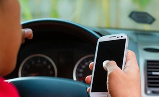 Bộ Công an đề xuất cấm dùng điện thoại khi lái ô tô cho phù hợp Công ước quốc tế